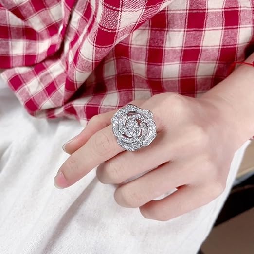 CAMELLIA テーパードダイヤモンドリング Camellia Petal Ring - Yellow Gold & White Diamond (7x5mm)